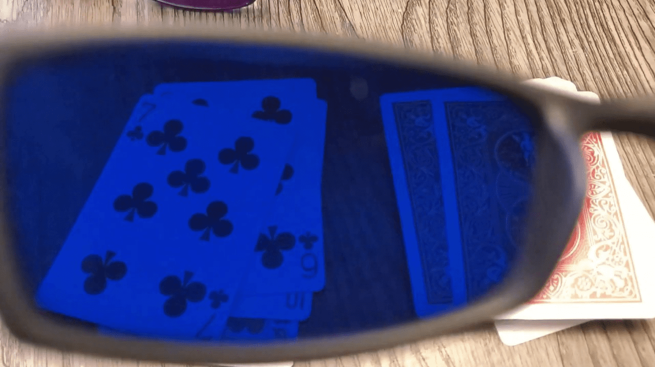 Markierte Spielkarten mit Brille