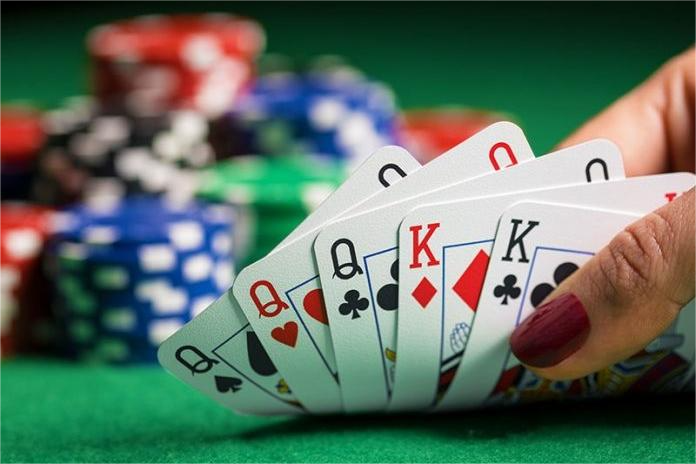 Nhận kính áp tròng hồng ngoại để gian lận trong trò chơi poker