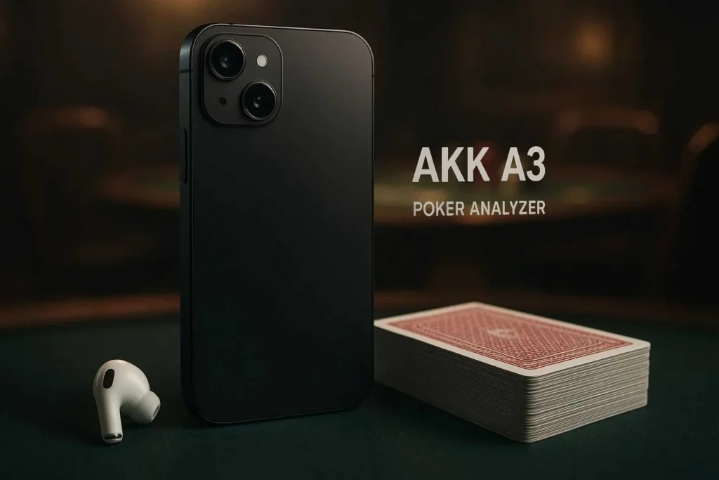 AKK A3 撲克作弊分析儀是一款帶有高清條碼掃描儀的緊湊型設備，與藍牙耳機和帶有條碼標記的卡片一起展示，展示了其先進的撲克作弊功能。